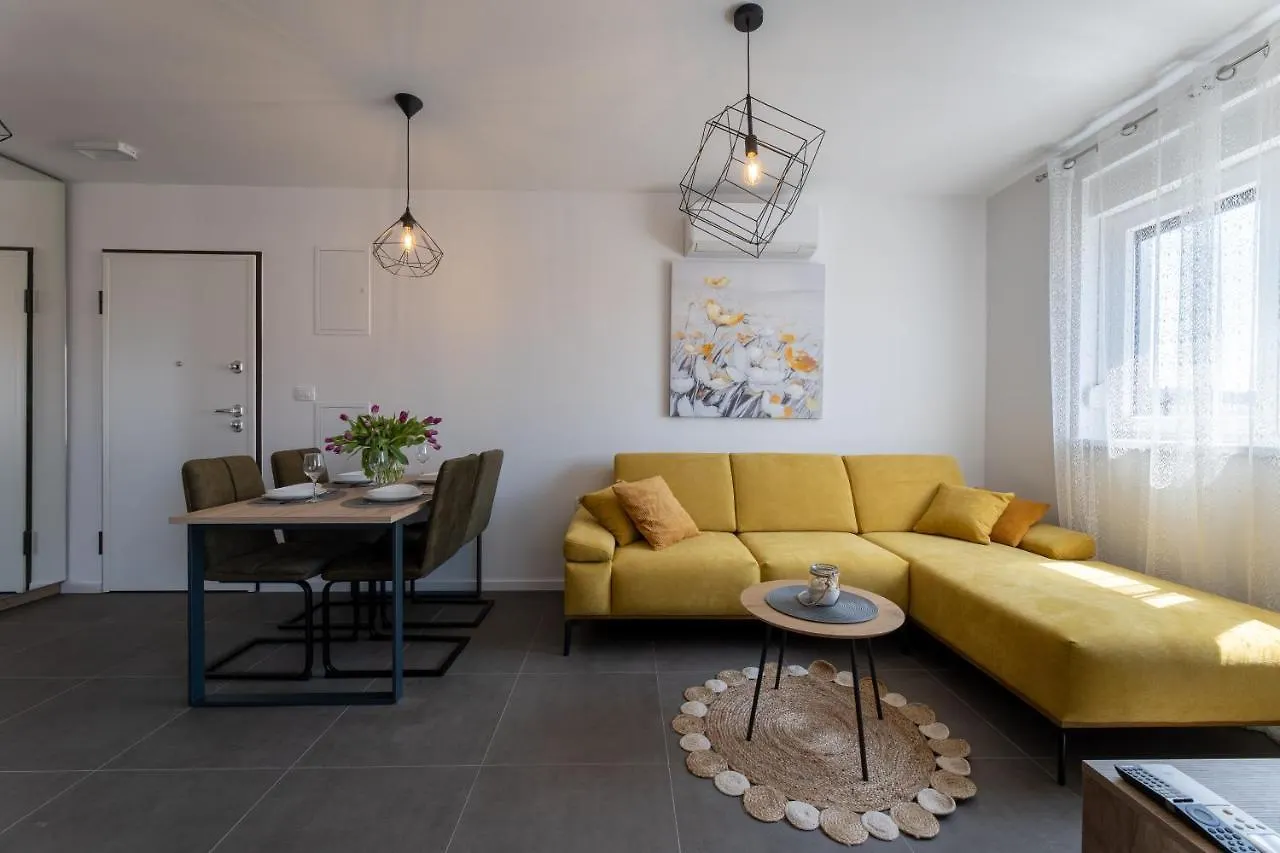 Apartments Maya & Tina Trogir 0*,